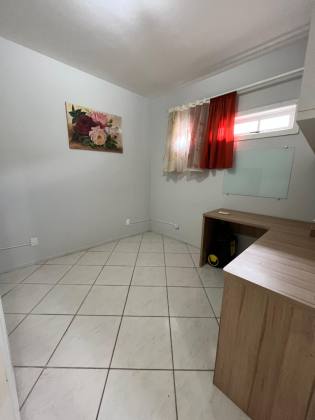 Sobrado Para Vender com 03 quartos sendo 01 suíte no bairro Costa e Silva em Joinville