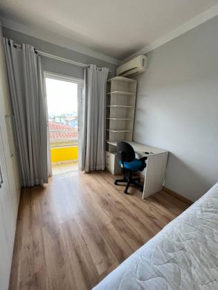 Sobrado Para Vender com 03 quartos sendo 01 suíte no bairro Costa e Silva em Joinville