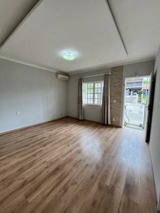 Sobrado Para Vender com 03 quartos sendo 01 suíte no bairro Costa e Silva em Joinville