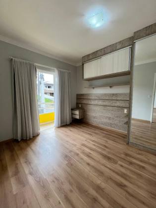 Sobrado Para Vender com 03 quartos sendo 01 suíte no bairro Costa e Silva em Joinville