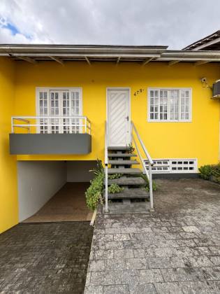 Sobrado Para Vender com 03 quartos sendo 01 suíte no bairro Costa e Silva em Joinville