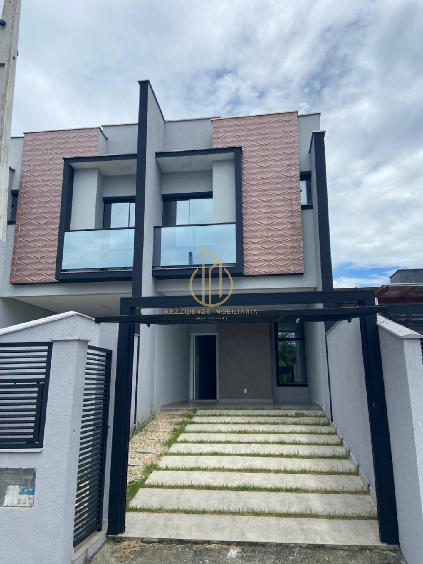 Geminado com 03 dormitórios a venda no bairro Saguaçu Joinville SC