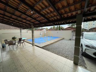 Casa averbada com piscina a venda no bairro Guanabara Joinville SC