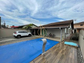 Casa averbada com piscina a venda no bairro Guanabara Joinville SC