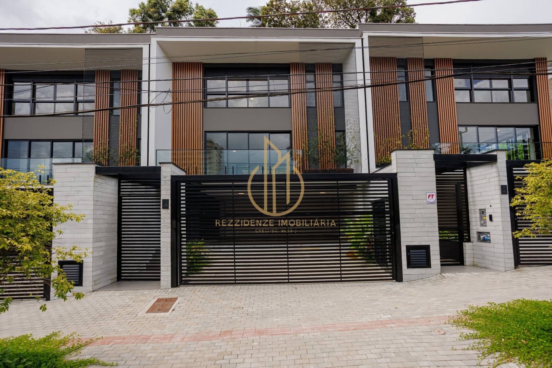 Sobrado geminado com 3 suítes a venda no bairro América Joinville SC