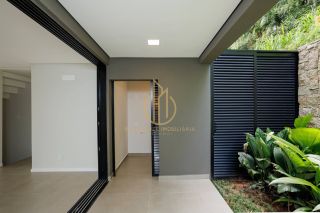 Sobrado geminado com 3 suítes a venda no bairro América Joinville SC