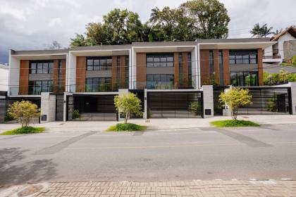 Sobrado geminado 3 suítes no América