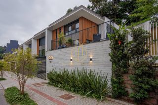 Sobrado geminado com 3 suítes a venda no bairro América Joinville SC