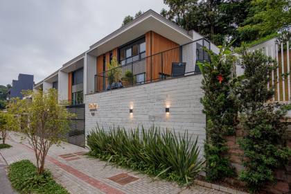 Sobrado geminado 3 suítes no América