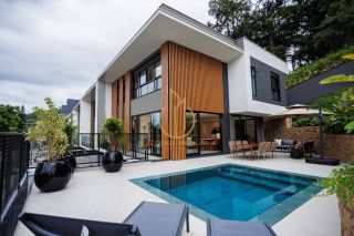 Sobrado geminado com 3 suítes a venda no bairro América Joinville SC