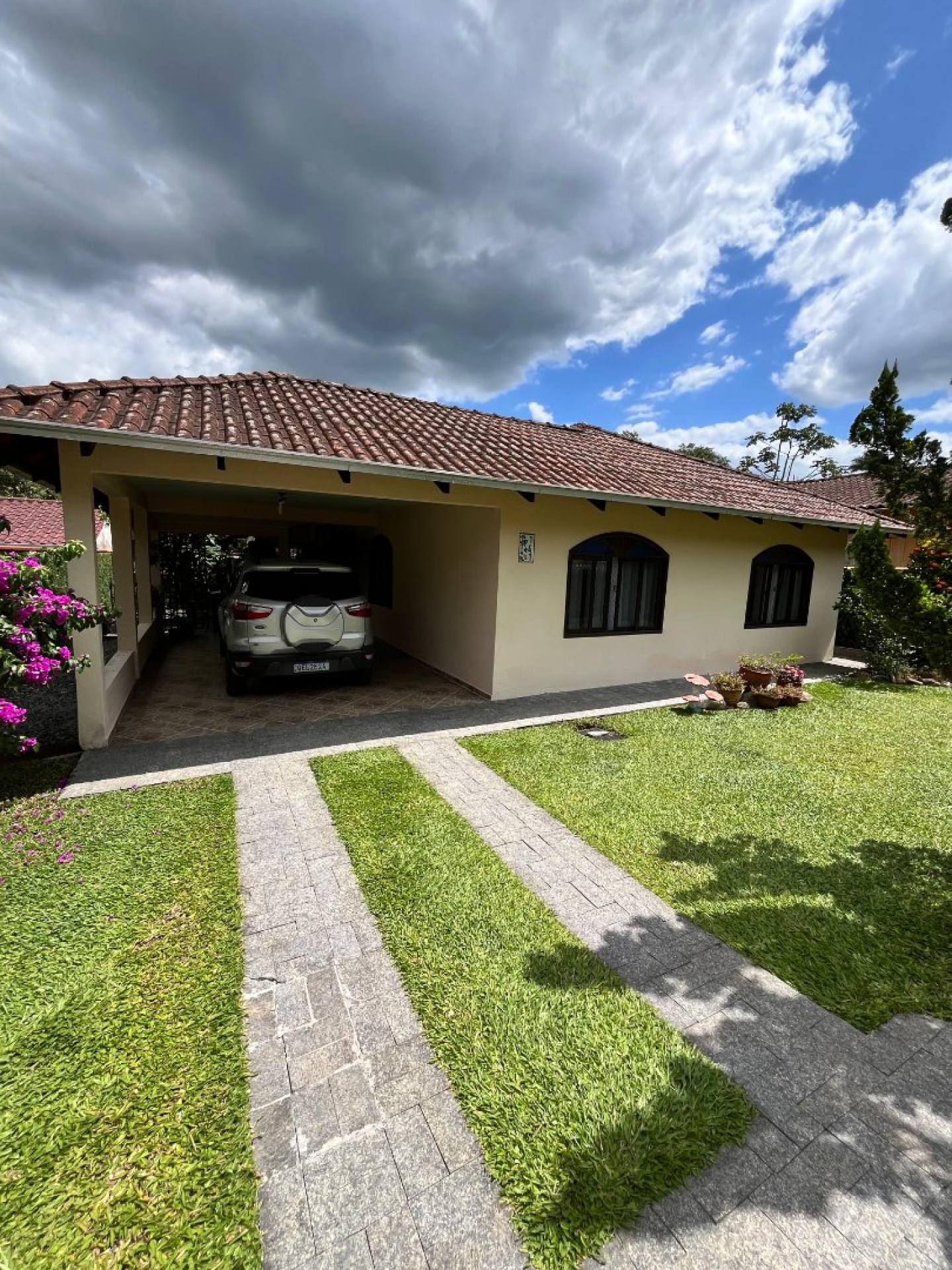 Casa Para Vender com 4 quartos 1 suítes no bairro Nova Brasília Joinville.
