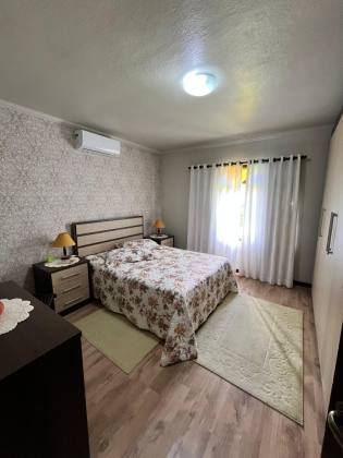 Casa Para Vender com 4 quartos 1 suítes no bairro Nova Brasília Joinville.