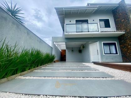 Sobrado Para Vender com 3 quartos 1 suítes no bairro Aventureiro