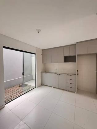 Sobrado geminado em condomínio fechado no Santa Catarina