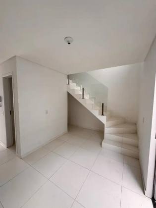 Sobrado geminado em condomínio fechado no Santa Catarina