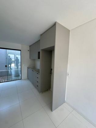 Sobrado geminado em condomínio fechado no Santa Catarina