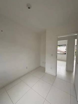 Sobrado geminado em condomínio fechado no Santa Catarina