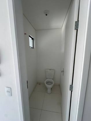 Sobrado geminado em condomínio fechado no Santa Catarina