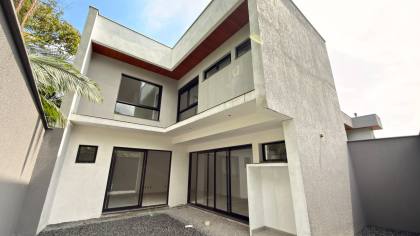 Casa 3 suítes em condomínio fechado no América