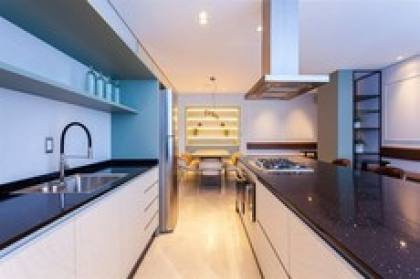 Apartamento mobiliado 2 suítes no Atiradores