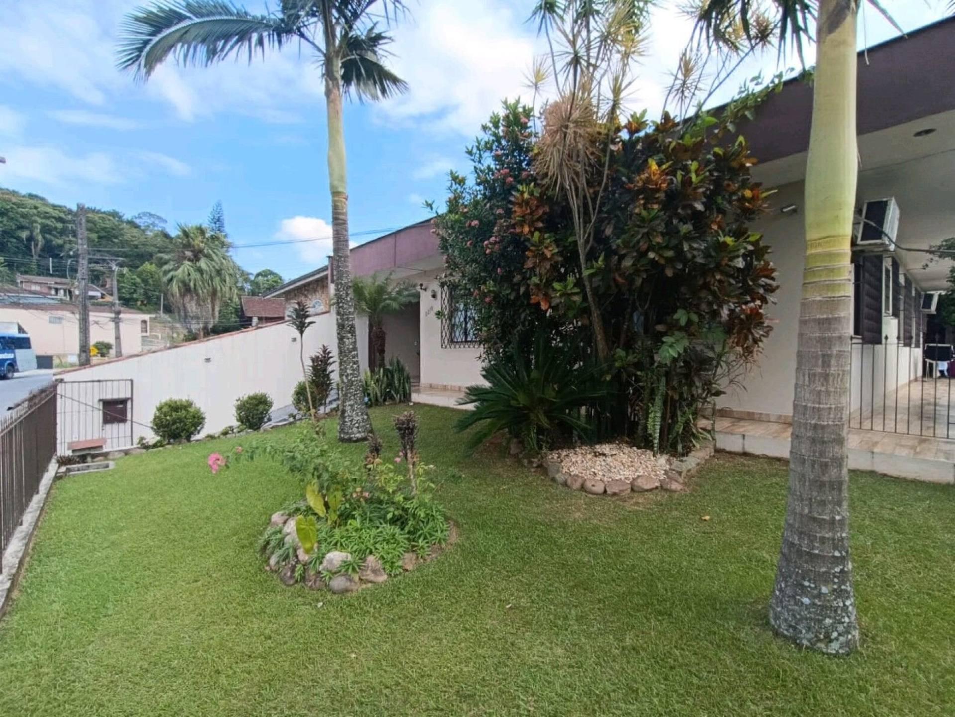 Casa averbada  para vender com 4 quartos 1 suítes no bairro Itaum