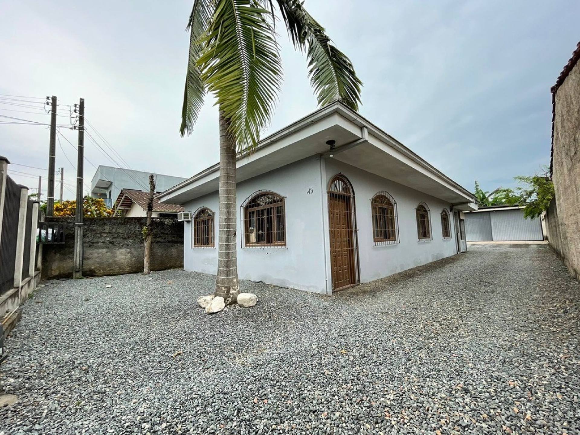 CASA COM 4 QUARTOS NO JARDIM IRIRIU