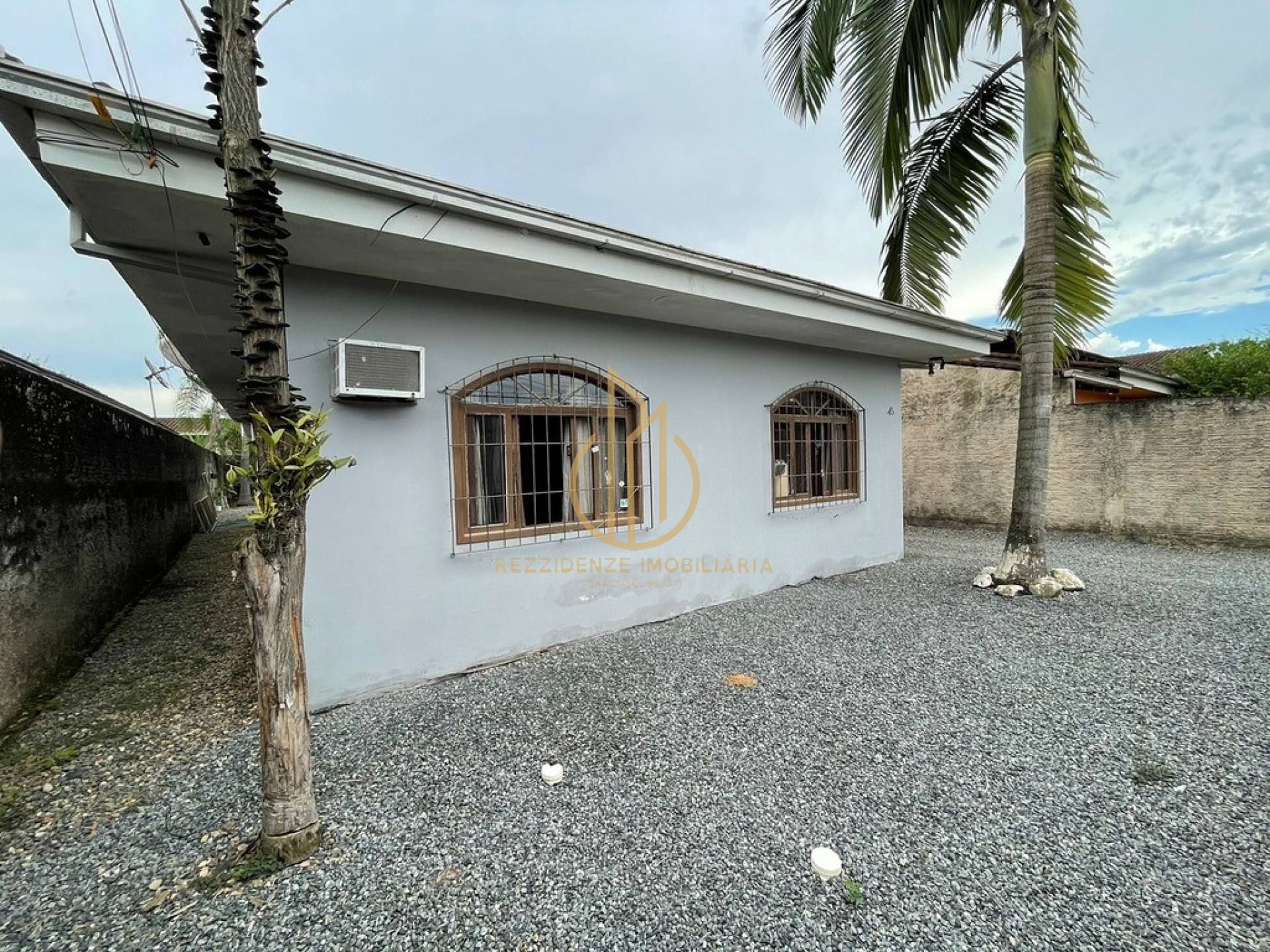 CASA COM 4 QUARTOS A VENDA NO BAIRRO JARDIM IRIRIU JOINVILLE SC