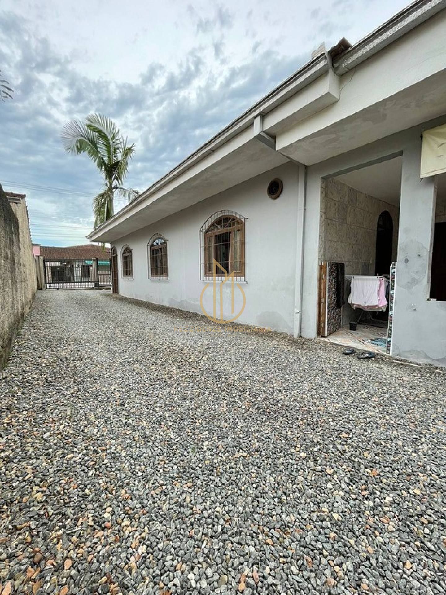 CASA COM 4 QUARTOS A VENDA NO BAIRRO JARDIM IRIRIU JOINVILLE SC