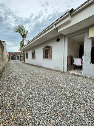 CASA COM 4 QUARTOS NO JARDIM IRIRIU