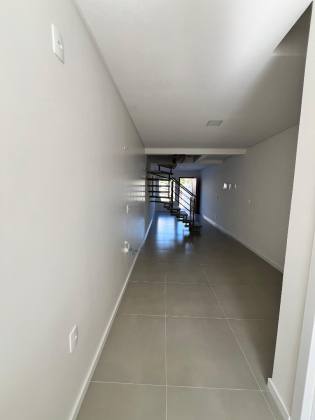 Sobrado geminado com 2 suítes no Costa e Silva