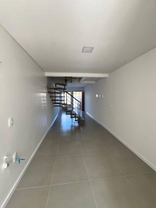 Sobrado geminado com 2 suítes no Costa e Silva