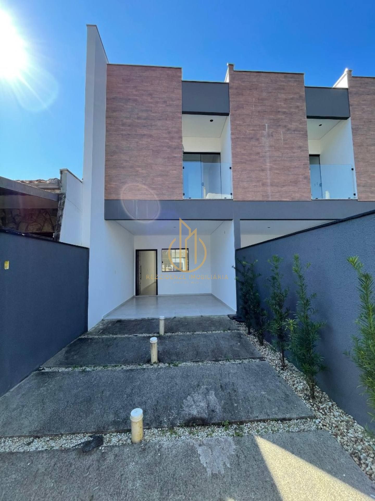 Geminado com 03 dormitórios sendo 01 suite a venda no bairro Iririu Joinville SC