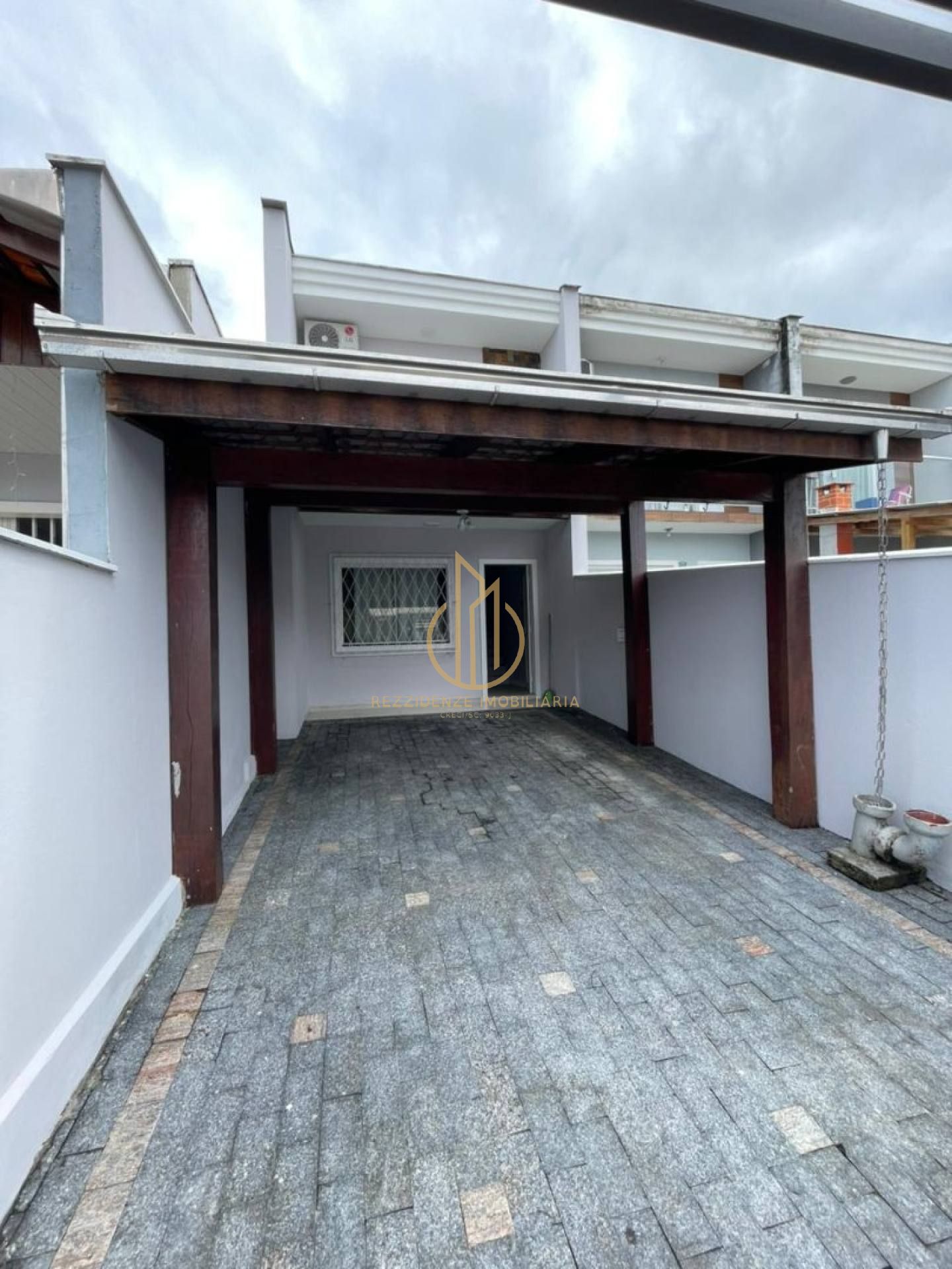 Geminado com 02 dormitórios a venda no bairro Adhemar Garcia Joinville SC