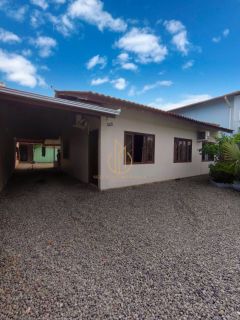 Casa averbada com 3 quartos a venda no bairro Espinheiros em Joinville SC