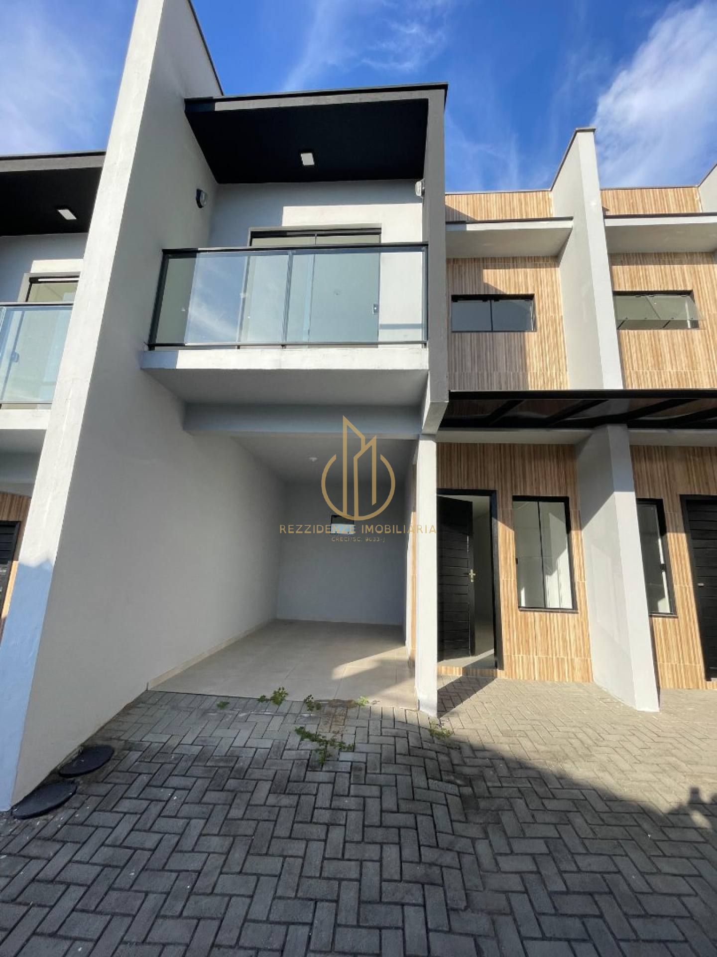 Sobrado geminado 2 quartos em condomínio fechado no Santa Catarina