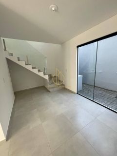 Sobrado geminado 2 quartos em condomínio fechado no Santa Catarina