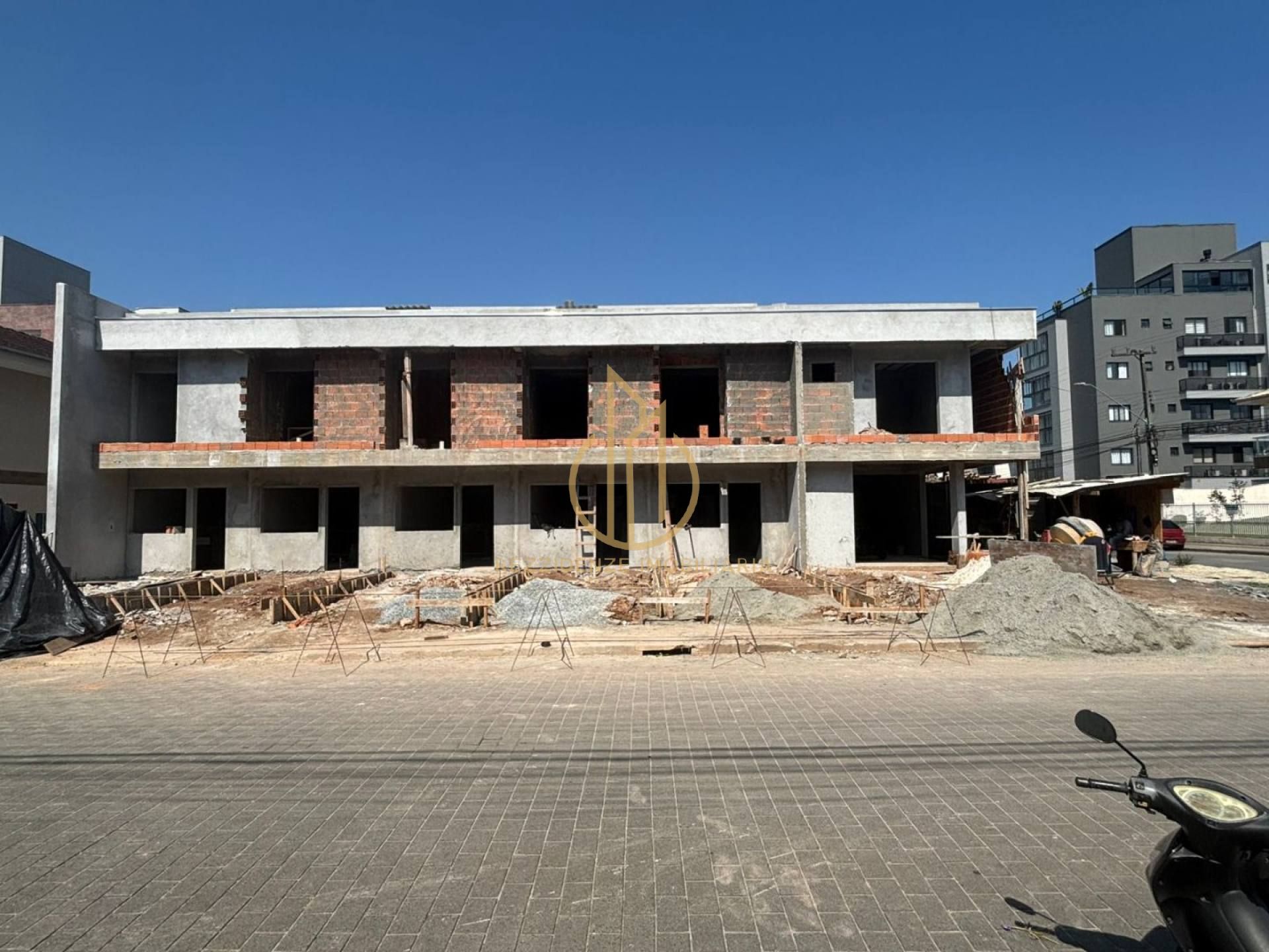 Sobrado geminado 2 suítes no Costa e Silva