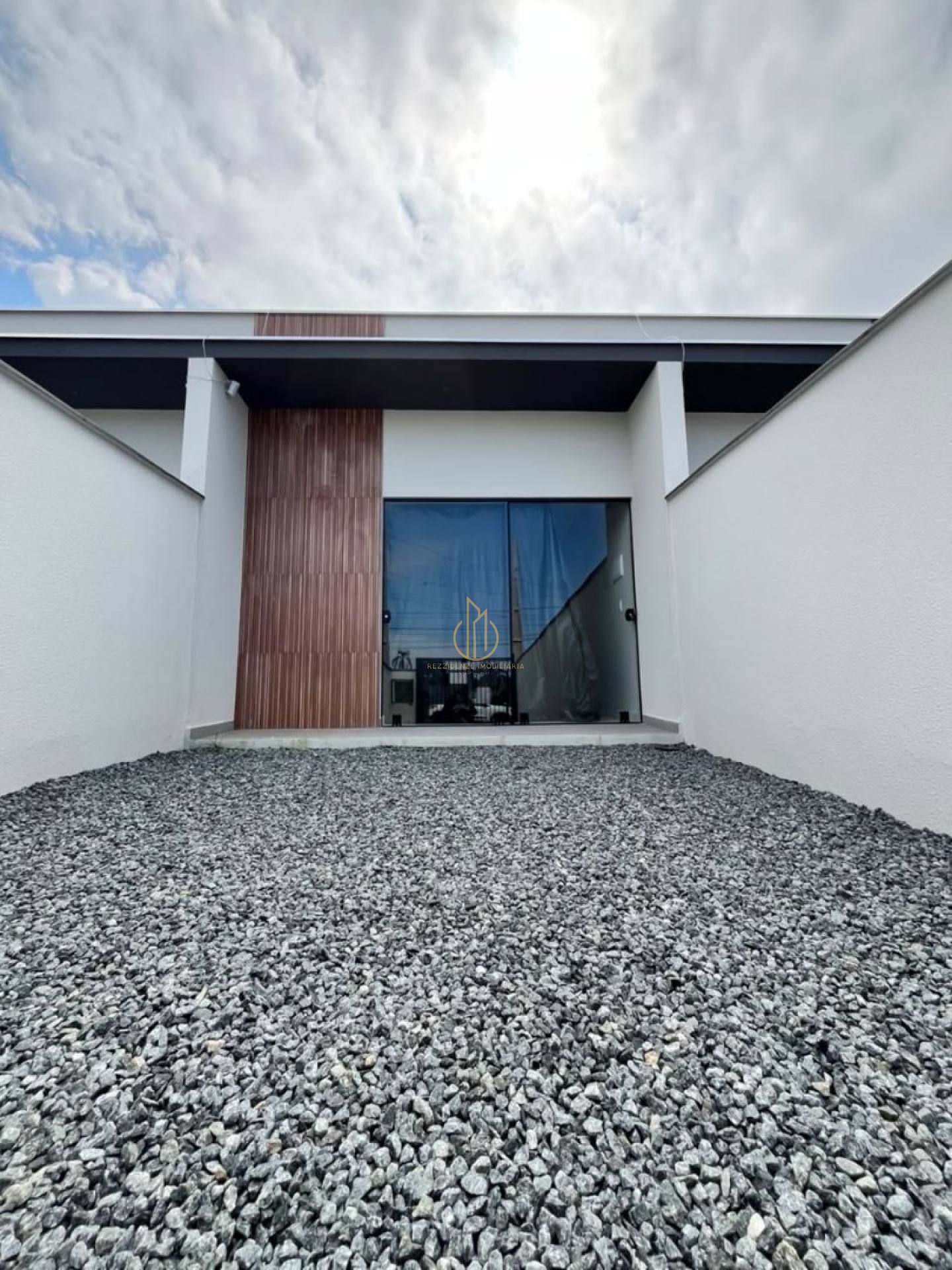 Casa geminada planta baixa 2 quartos no Aventureiro