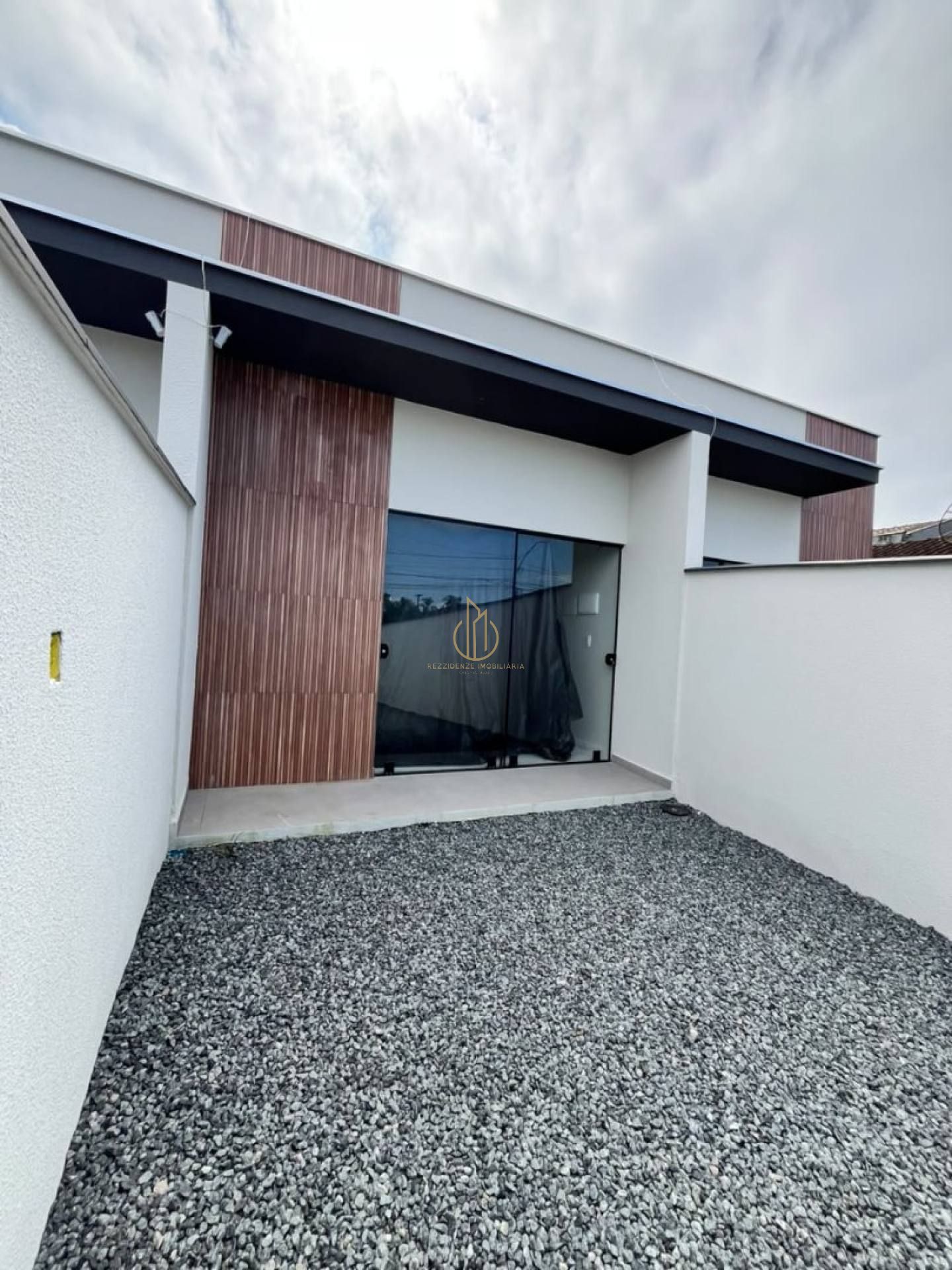 Casa geminada planta baixa 2 quartos no Aventureiro