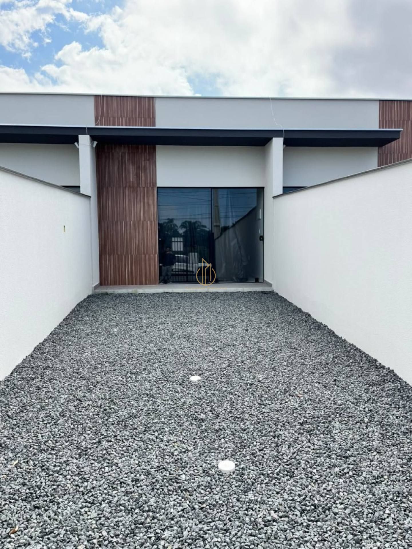 Casa geminada planta baixa 2 quartos no Aventureiro