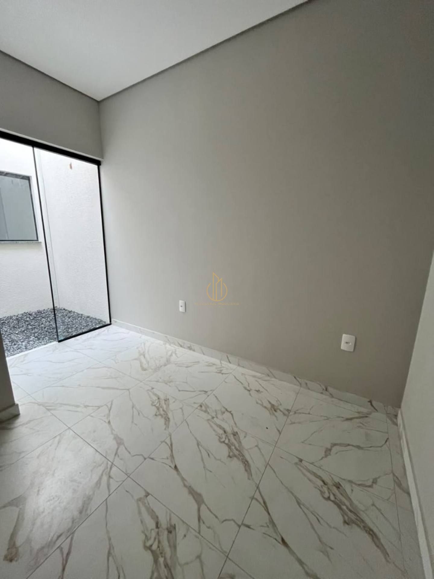 Casa geminada planta baixa 2 quartos no Aventureiro