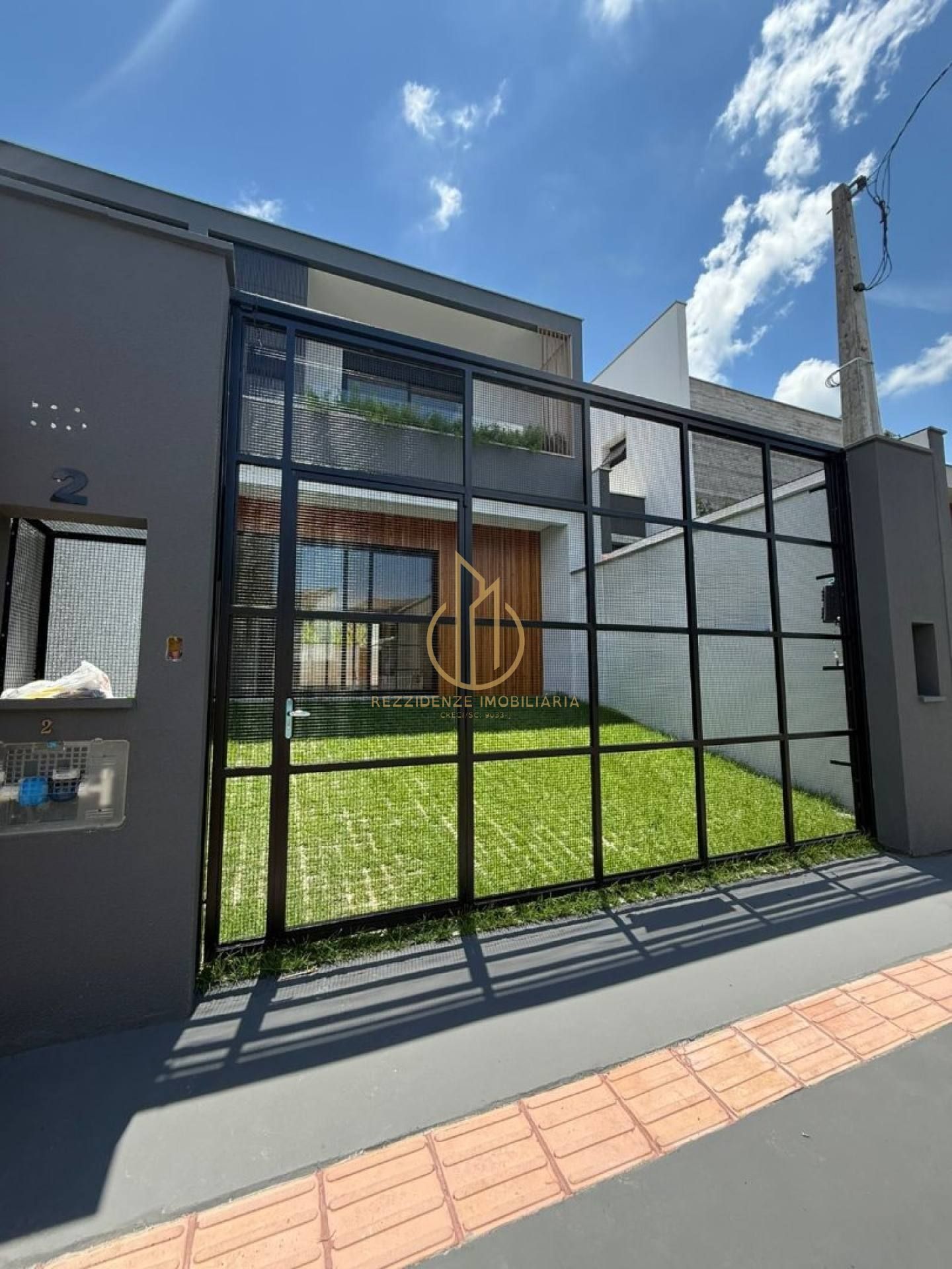 Sobrado geminado em condomínio fechado no Jardim Sofia