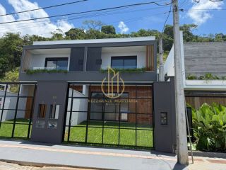 Sobrado geminado em condomínio fechado no Jardim Sofia