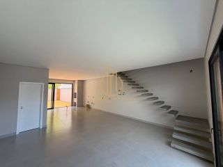 Sobrado geminado em condomínio fechado no Jardim Sofia