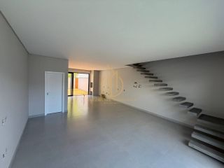 Sobrado geminado em condomínio fechado no Jardim Sofia