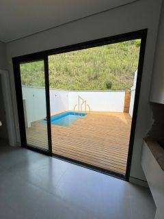 Sobrado geminado em condomínio fechado no Jardim Sofia