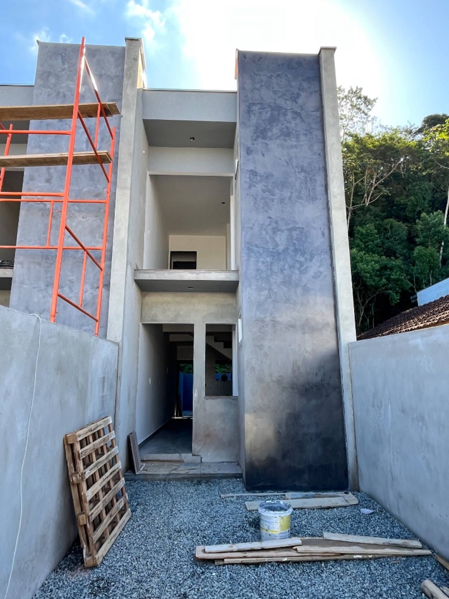 Sobrado com Suíte no Itinga