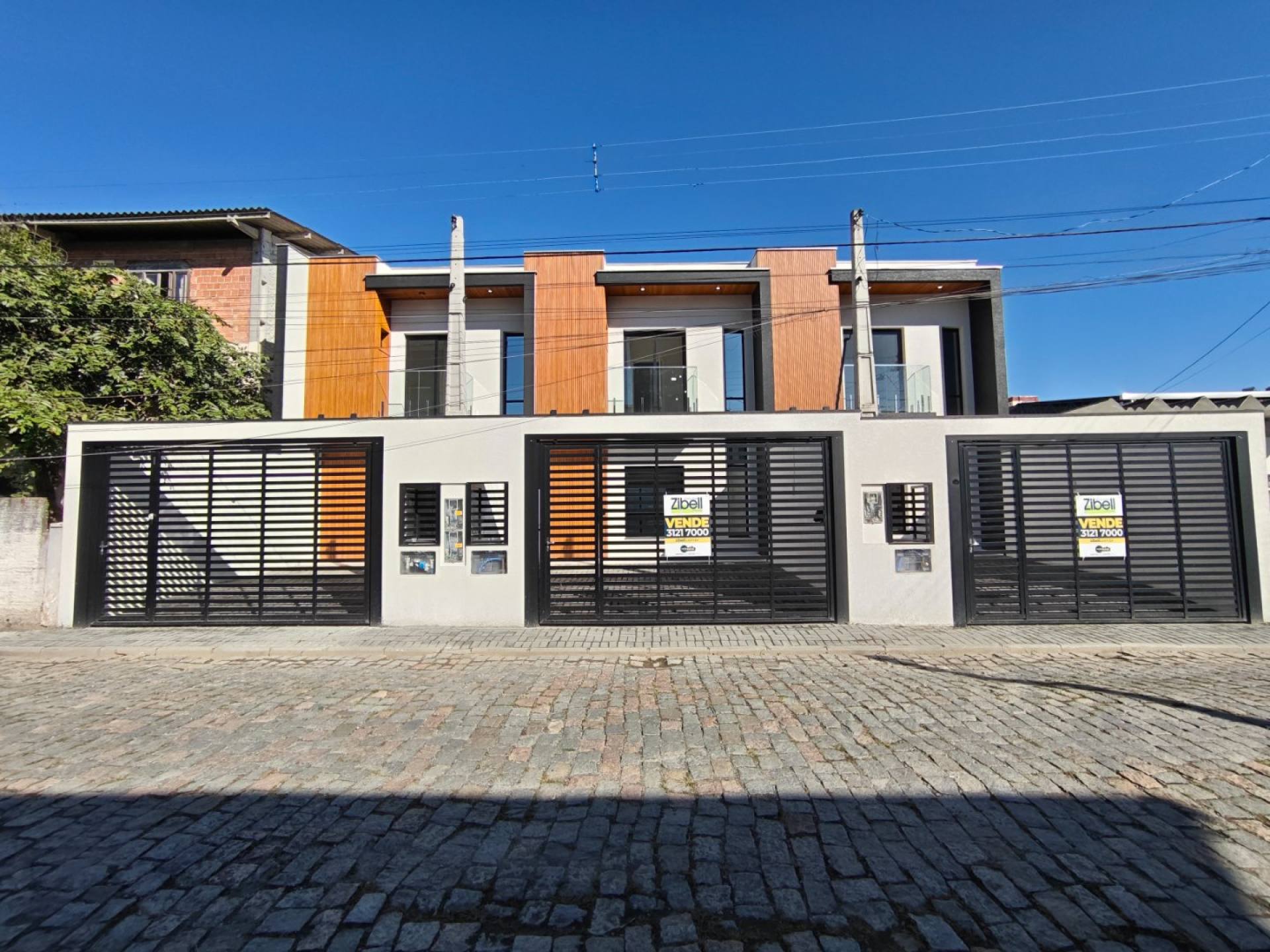 Sobrado Para Vender com 3 quartos 3 suítes no bairro Anita Garibaldi em Joinville