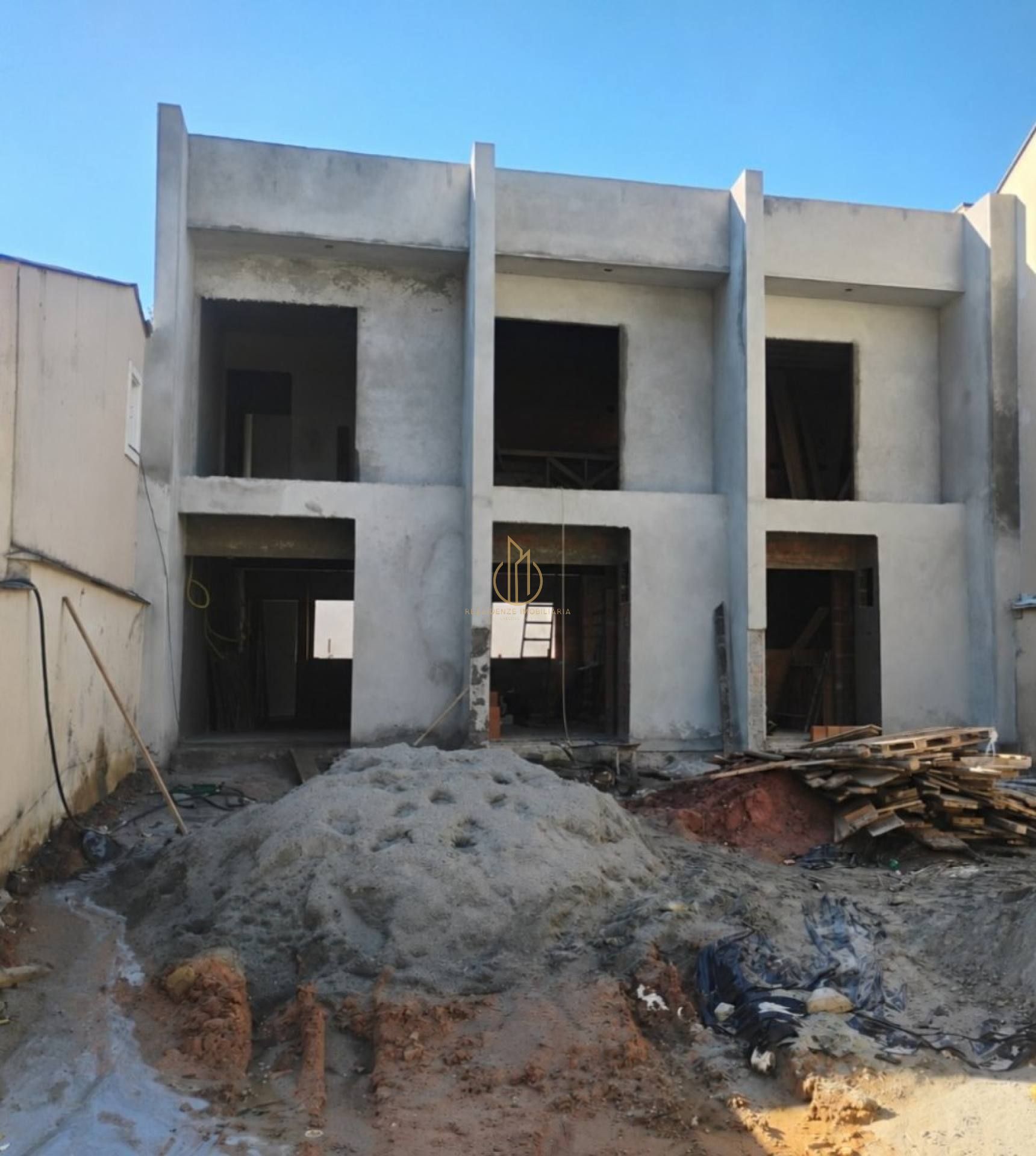 Sobrado geminado 2 quartos no Santa Catarina