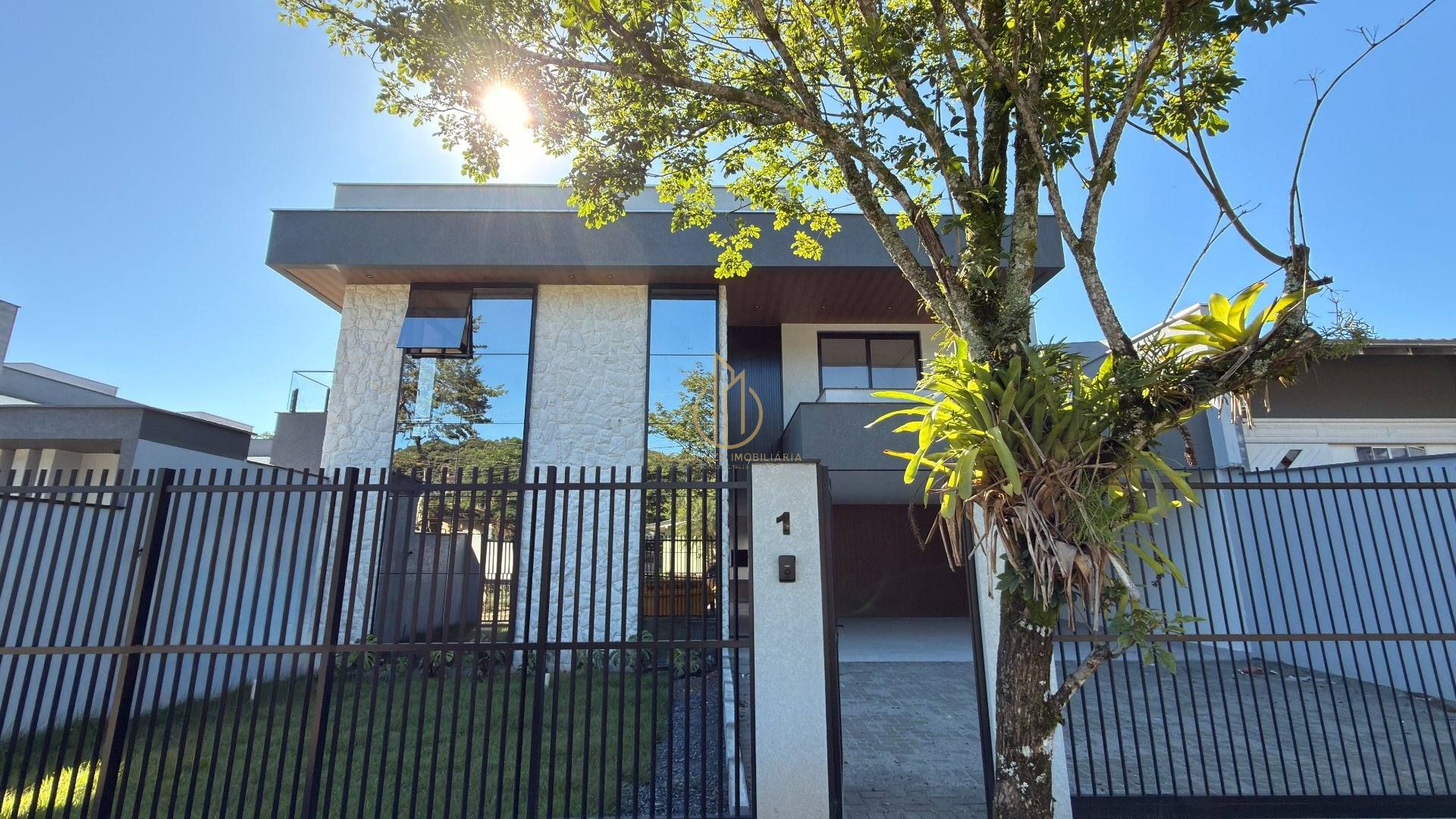 Casa 3 suítes em condomínio fechado no Glória